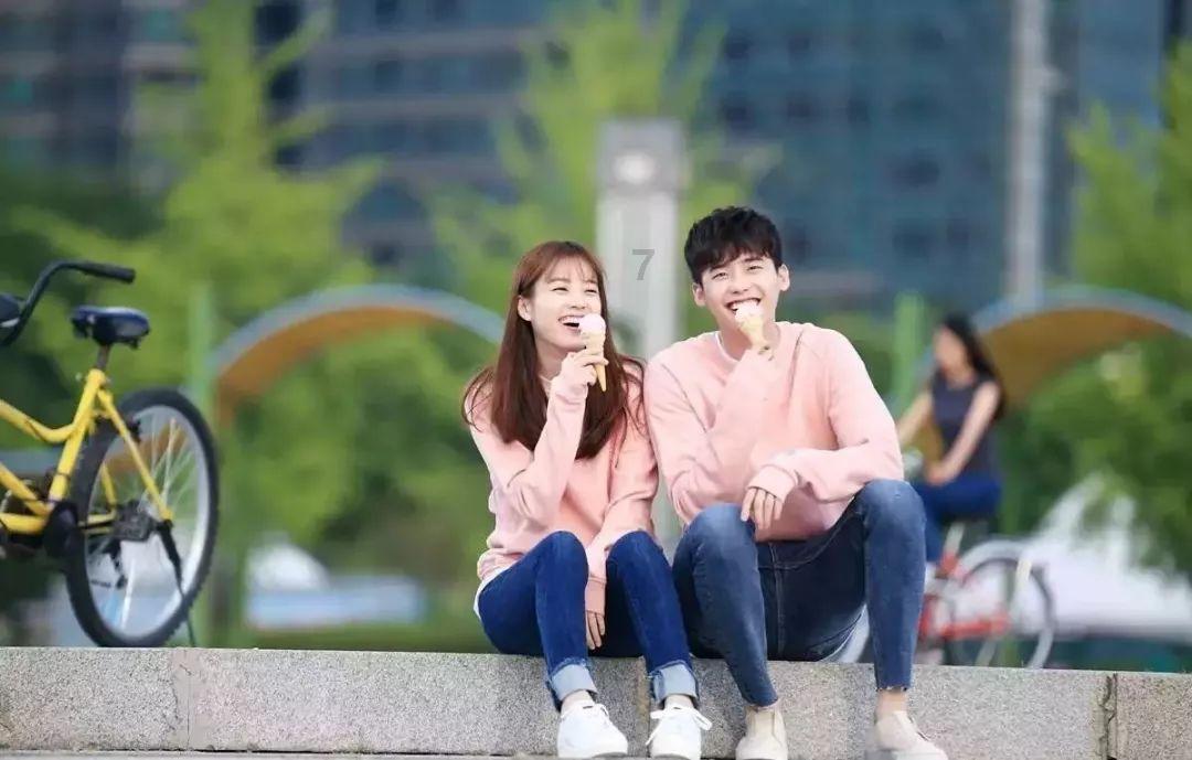 探索夏天如何穿搭能够使人变美?热门话题,红迪网平台给你不一样的视角