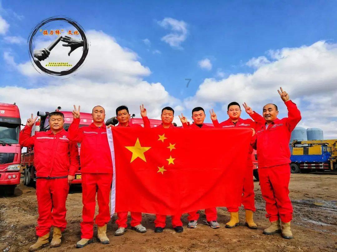 老师带学生们一起跳舞轻松又愉快